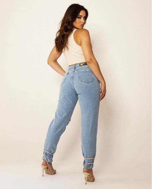 Calça Jeans Feminina Mom com Aplicação Na Boca do Bolso  22379 Clara