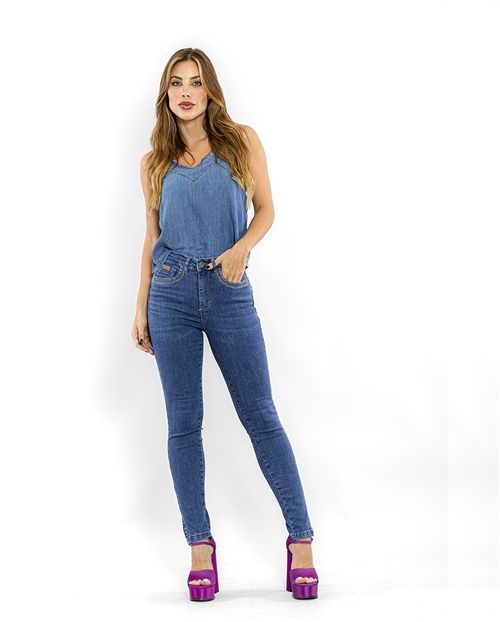 Calça Jeans Feminina Intermediaria com Detalhe Na Boca Dos Bolsos e Abertura Lateral Na Barra   22540 Escura