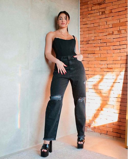 Calça Jeans Feminina Mom com Aplicação de Strass e Rasgos Na Perna  21460 Preta Rasgada