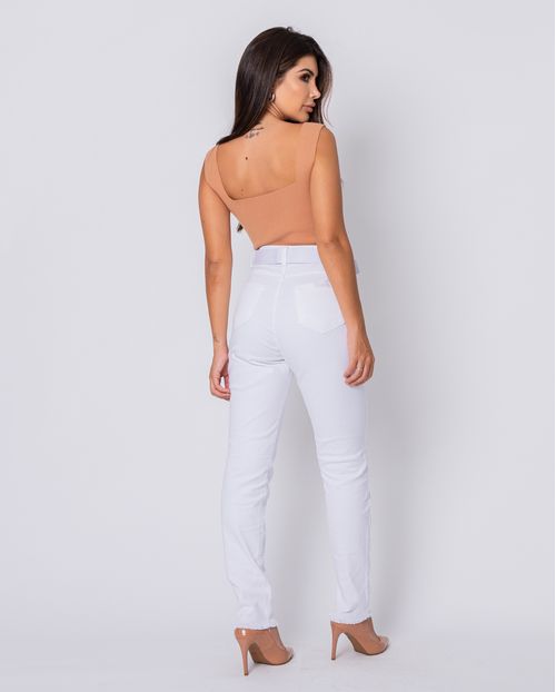 Calça Feminina Mom Branca com Cinto e Barra Desfiada   21478 Branca