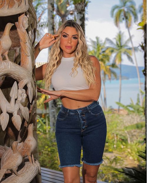 Bermuda Pedal Jeans Feminina com Botões Na Vista e Barra Desfiada  23246 Escura