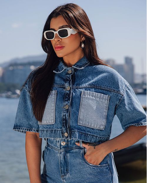 Camisa Jeans Cropped Oversize Feminina com Bolsos Patch 23229 Média