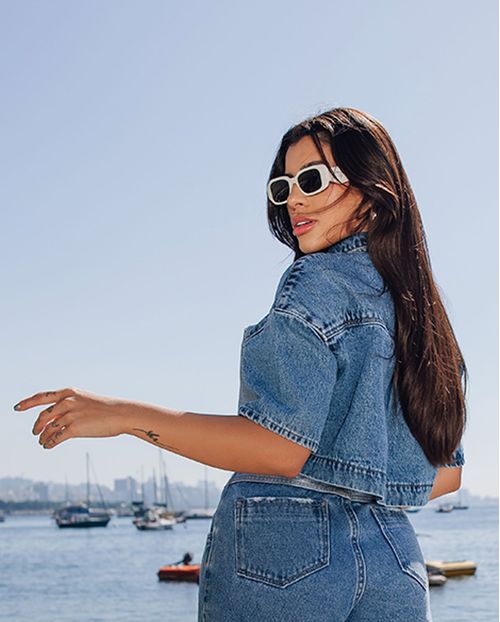 Camisa Jeans Cropped Oversize Feminina com Bolsos Patch 23229 Média