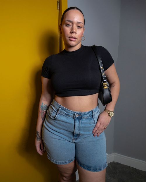 Shorts Jeans Mom Plus Size Feminino Recorte Na Barra 23269 Clara