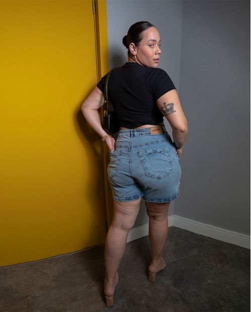 Shorts Jeans Mom Plus Size Feminino Recorte Na Barra 23269 Clara