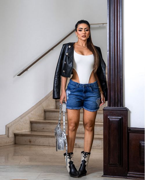 Shorts Jeans Feminino Boyfriend com Abertura Lateral Na Barra Desfiada  00243 Escura