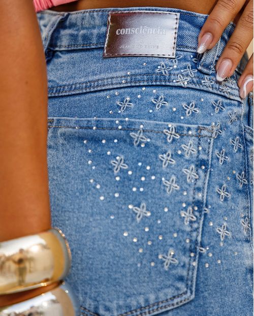 Calça Jeans Mom com Bordado e Aplicação 23839 Sky Médio