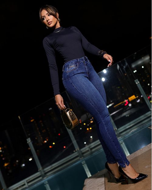 Calça Jeans Skinny Feminina Detalhe de Corrente No Bolso Cintura Média  24401 Escura
