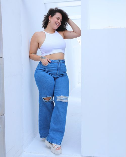 Calça Jeans Feminina Wide Leg Plus  com Rasgo No Joelho  23329
 Média