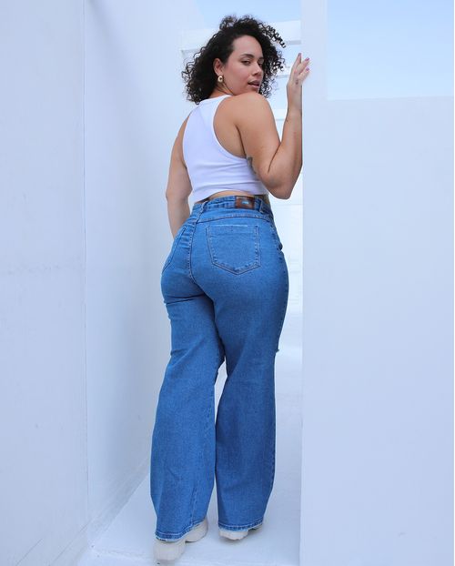 Calça Jeans Feminina Wide Leg Plus  com Rasgo No Joelho  23329
 Média